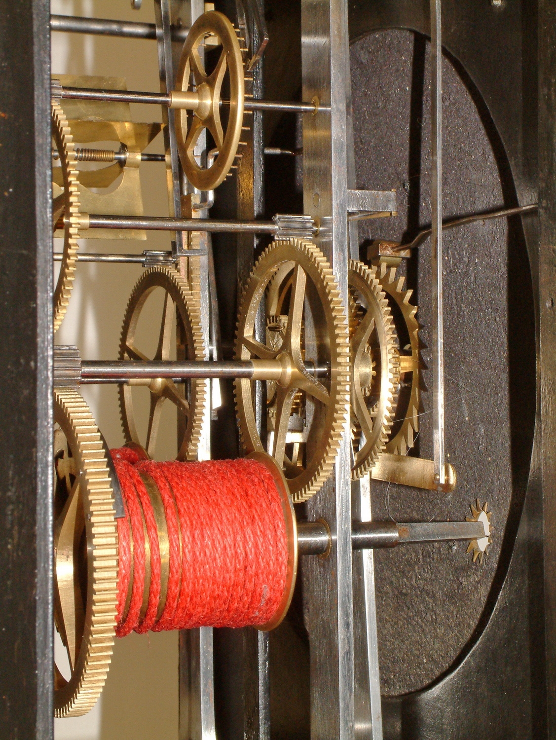 Detail e: Seltene Comtoise mit Scherengang (Amant), Frankreich um 1880, matt- und glanzvergoldete geprägte Messingumrandung (partiell ber.), Emailzifferblatt ...