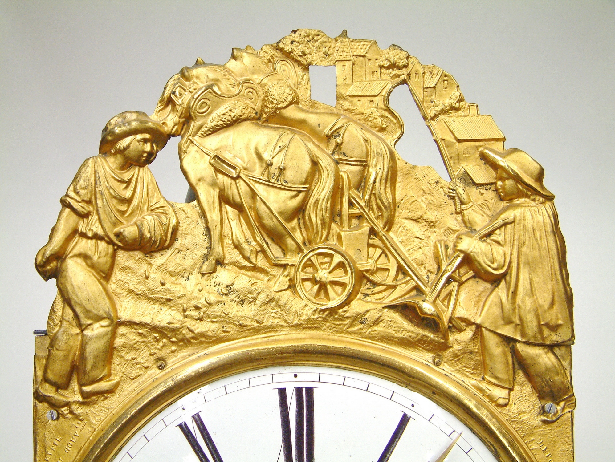 Detail f: Seltene Comtoise mit Scherengang (Amant), Frankreich um 1880, matt- und glanzvergoldete geprägte Messingumrandung (partiell ber.), Emailzifferblatt ...