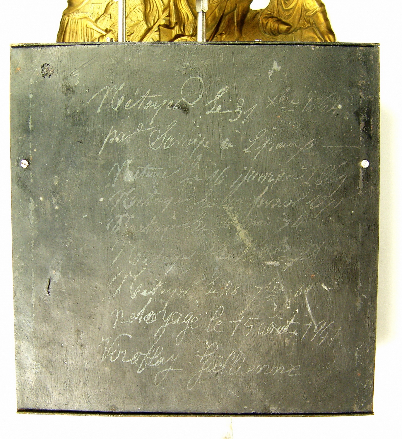 Detail g: Seltene Comtoise mit Scherengang (Amant), Frankreich um 1880, matt- und glanzvergoldete geprägte Messingumrandung (partiell ber.), Emailzifferblatt ...
