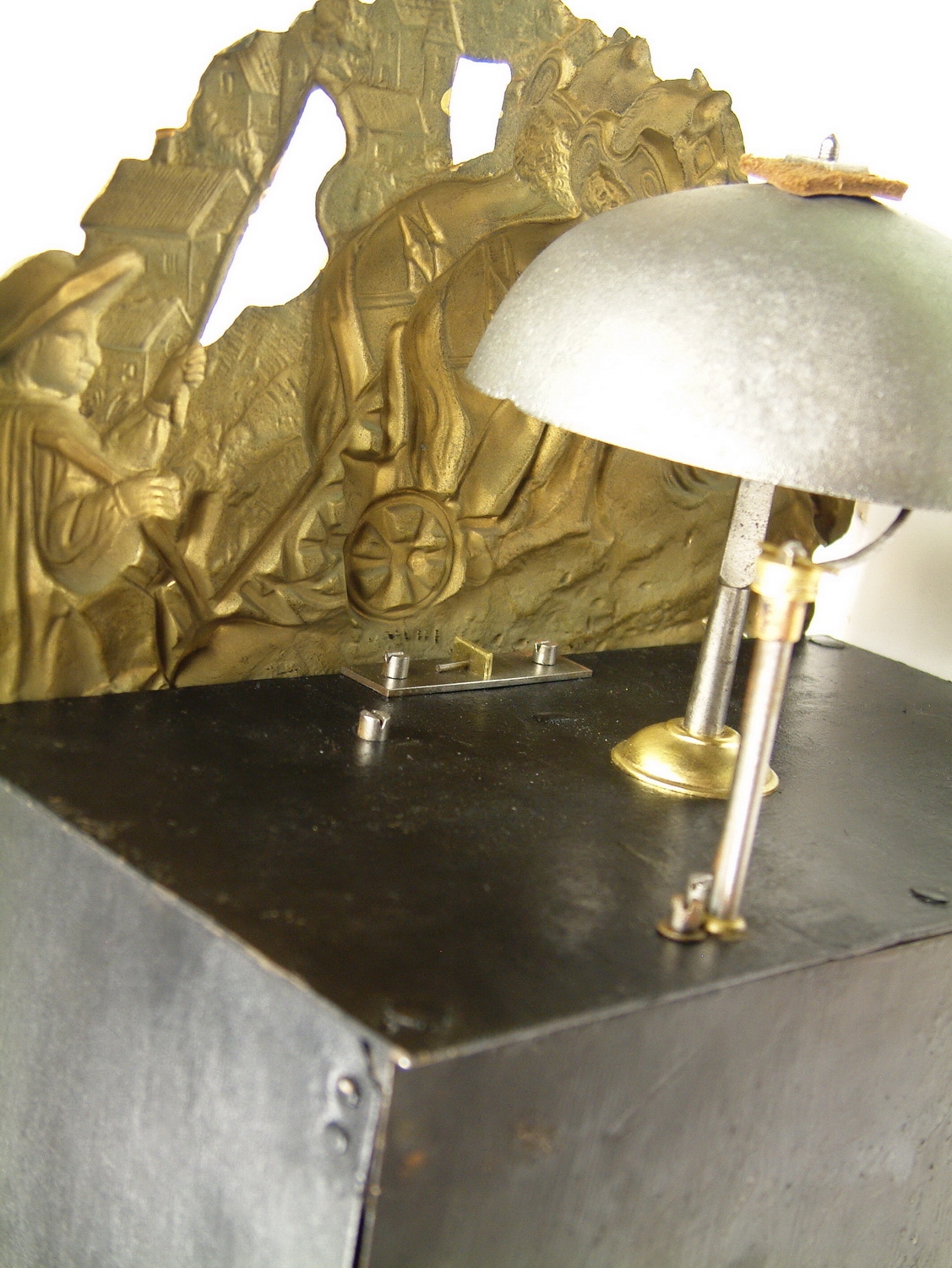 Detail h: Seltene Comtoise mit Scherengang (Amant), Frankreich um 1880, matt- und glanzvergoldete geprägte Messingumrandung (partiell ber.), Emailzifferblatt ...