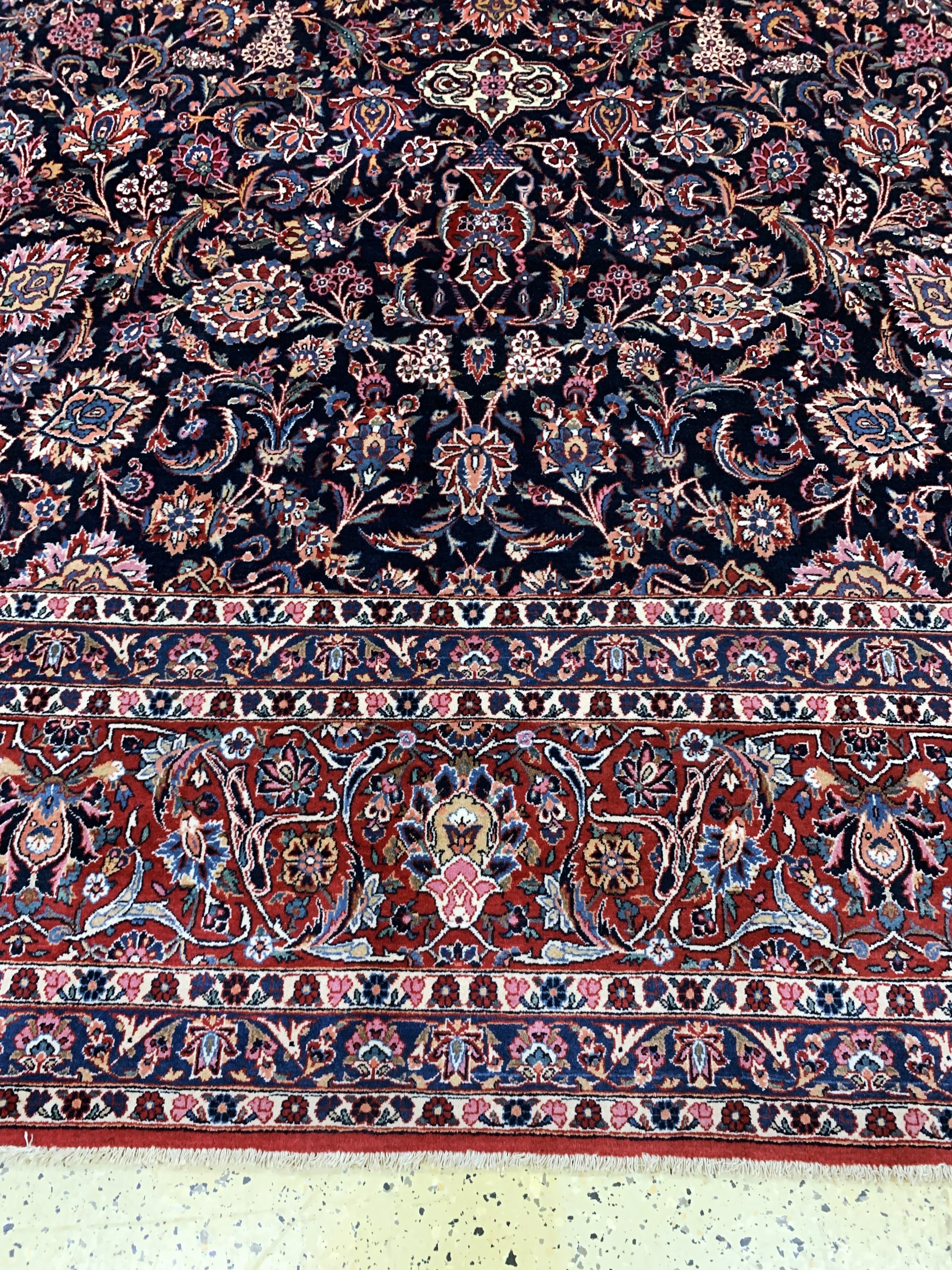 Detail b: Keschan alt fein Persien, signiert"Mousawian", Anfang 20.Jhd, Wolle auf Baumwolle, ca. 445 x 314 cm, EHZ: 2