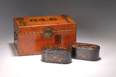 Image Deckelschatulle und 2 Lackdosen, China, um 1900, Schatulle Holz mit Papierbezug, mit ...