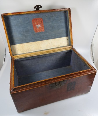 26969506d - Deckelschatulle und 2 Lackdosen, China, um 1900, Schatulle Holz mit Papierbezug, mit ...