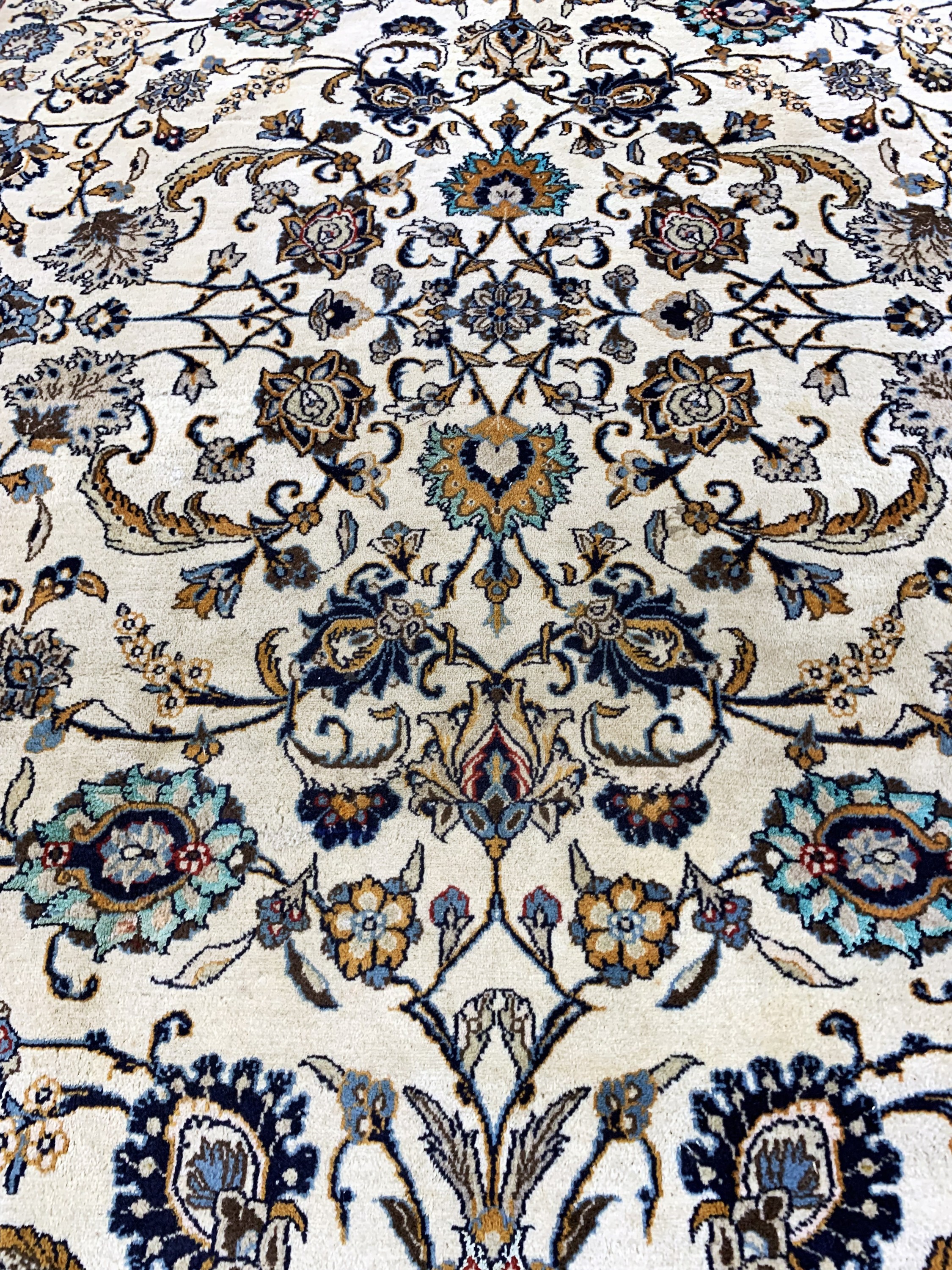 Detail d: Ghom alt, Persien, Mitte 20.Jhd, Wolle mit Seide, ca. 330 x 230 cm, Reinigungsbedürftig, EHZ: 2-3