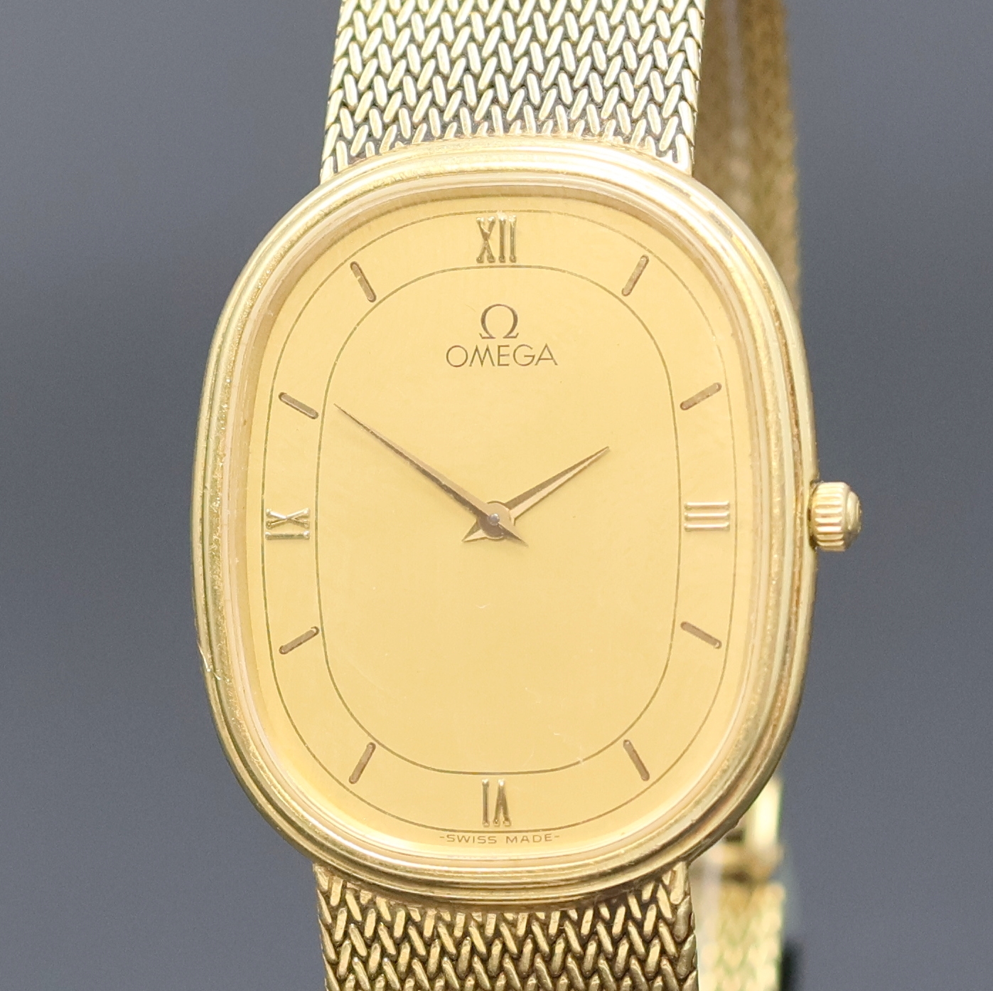 Detail a: OMEGA Herrenarmbanduhr in GG 750/000 Referenz 395.995.BA, quarz, Schweiz 1980er Jahre, ovales, 2-teil. Geh. inkl. Milanaiseband, Boden 4-fach ...