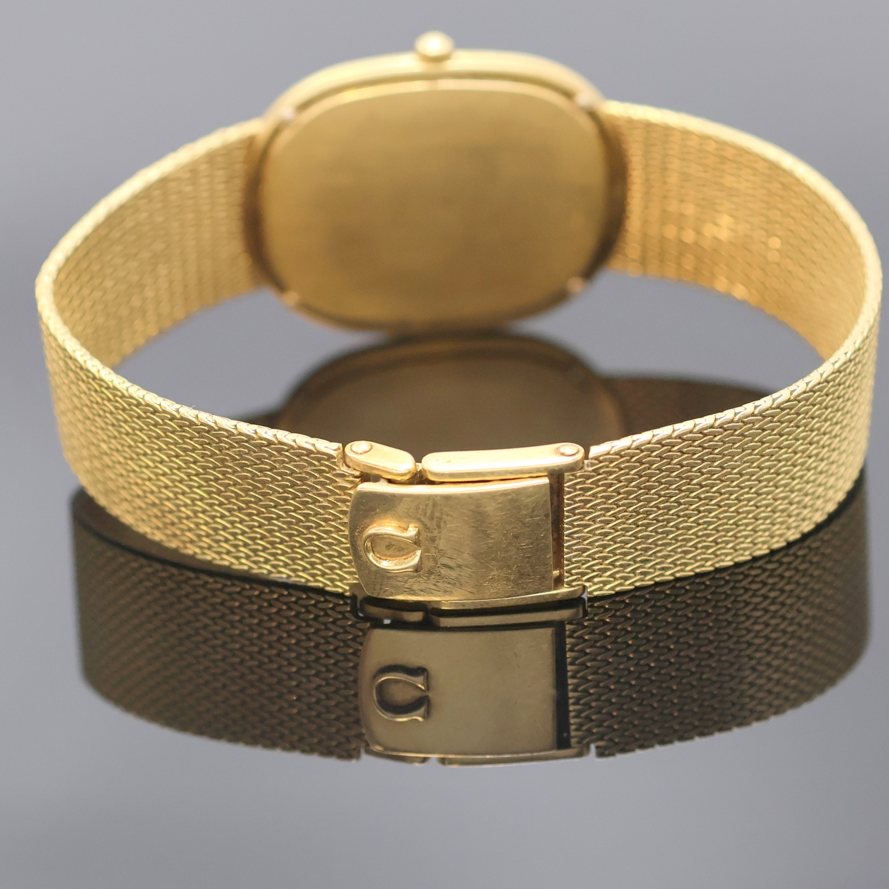 Detail b: OMEGA Herrenarmbanduhr in GG 750/000 Referenz 395.995.BA, quarz, Schweiz 1980er Jahre, ovales, 2-teil. Geh. inkl. Milanaiseband, Boden 4-fach ...