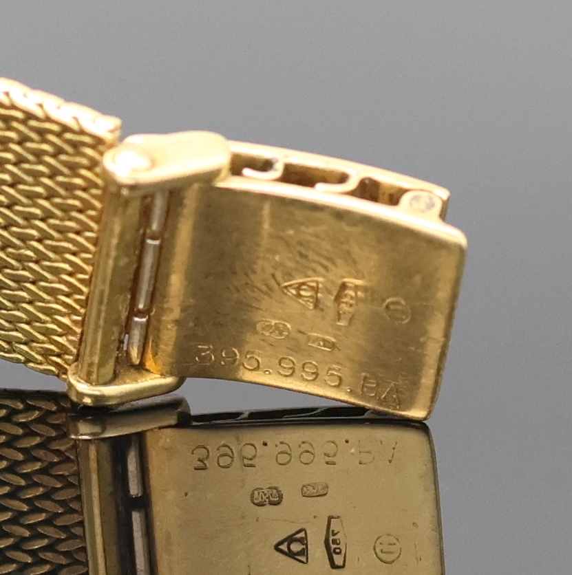 Detail c: OMEGA Herrenarmbanduhr in GG 750/000 Referenz 395.995.BA, quarz, Schweiz 1980er Jahre, ovales, 2-teil. Geh. inkl. Milanaiseband, Boden 4-fach ...