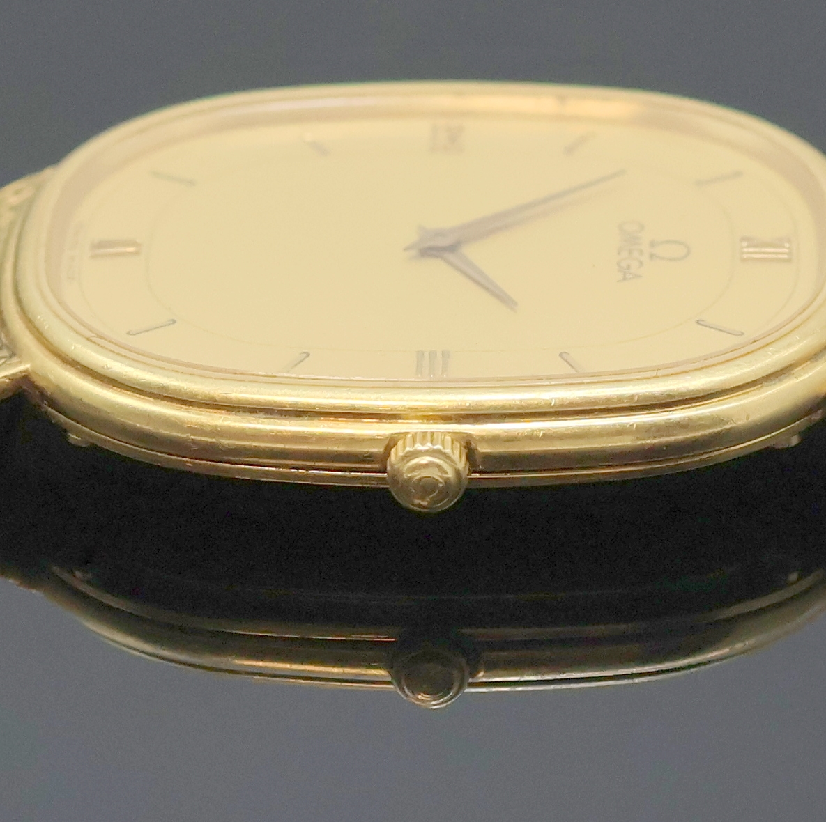 Detail d: OMEGA Herrenarmbanduhr in GG 750/000 Referenz 395.995.BA, quarz, Schweiz 1980er Jahre, ovales, 2-teil. Geh. inkl. Milanaiseband, Boden 4-fach ...