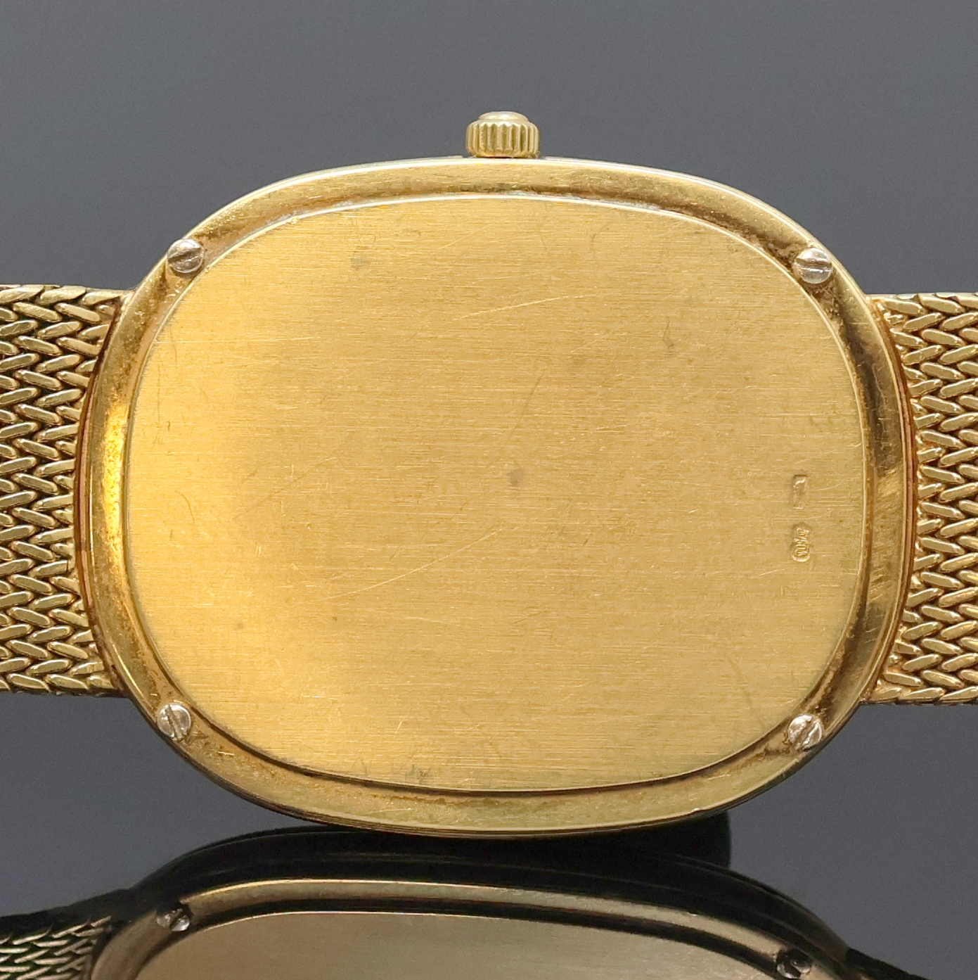 Detail e: OMEGA Herrenarmbanduhr in GG 750/000 Referenz 395.995.BA, quarz, Schweiz 1980er Jahre, ovales, 2-teil. Geh. inkl. Milanaiseband, Boden 4-fach ...