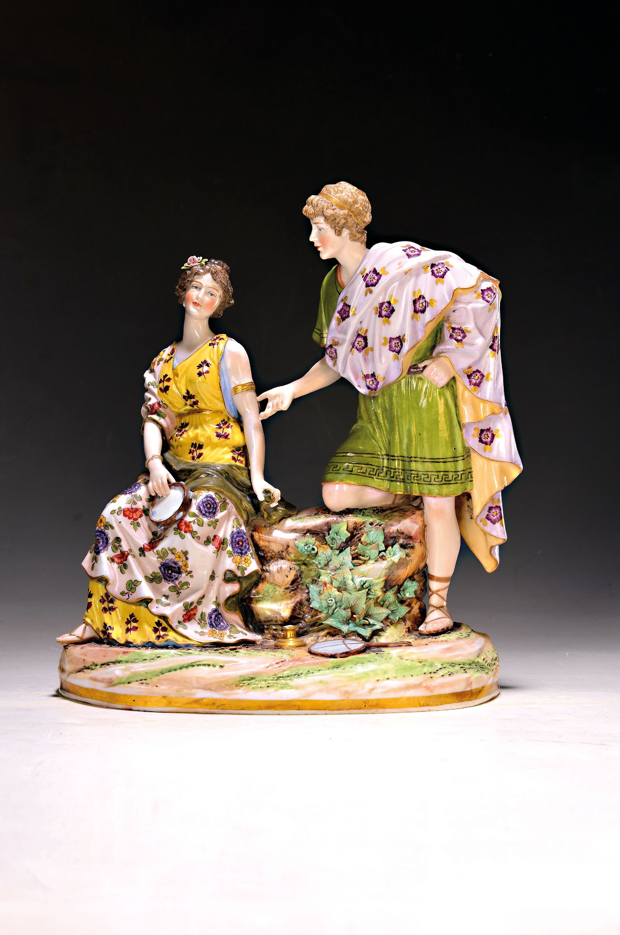 Porzellangruppe, wohl Rudolstadt,, um 1900, antikes Paar, polychrom, bemalt, Fehlstelle dem Felsen, l. best., ca. 27 x 23 x 11.5 cm