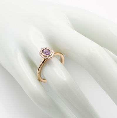 26969807a - Ring mit Saphir und Brillanten, RG 750/000, ovaler pinkfarb. Saphir umgeben v. Brill. ...