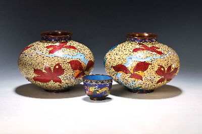 Image 26969828 - Vasenpaar und Koppchen, China und Japan, um 1900, emailliert, heller Grund mit buntem ...