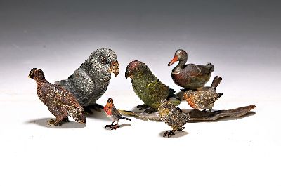 Image 26969829 - 7 Wiener Bronzen, um 1900, versch. Vögel, bemalt, u.a zwei Papageien, Enten, Spatz, ...