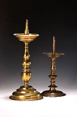 Image 26969831 - Zwei Barockleucher, deutsch, 17./18. Jh., Messing und Bronze patiniert, H. ca. 26/32.5 cm