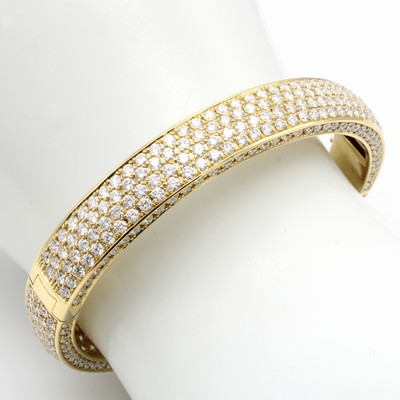 Image Armreif mit Brillanten, GG 750/000, abgeeckte Form, voll besetzt (auch seitlich) mit ...