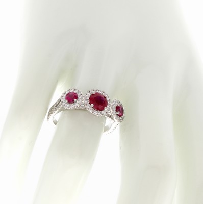 26969858b - Ring mit Rubinen und Brillanten, WG 750/000,3 Rubine von sehr guter Farbe zus. ca. 1.17 ...
