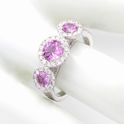 26969868a - Ring mit Saphiren und Brillanten, WG 750/000, 3 pinkfarb. Saphire zus. ca. 1.29 ct von ...