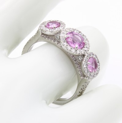26969868b - Ring mit Saphiren und Brillanten, WG 750/000, 3 pinkfarb. Saphire zus. ca. 1.29 ct von ...