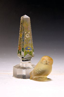 Image 26969869 - Obelisk und Lalique-Eule, 20. Jh., , kl. Obelisk mit Handbemlaung, am Boden bez. Limoges, ...