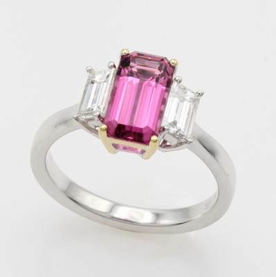 26969871a - Ring mit Turmalin und Diamanten, WG 750/000, rosa Turmalinbaguette ca. 1.57 ct und 2 ...