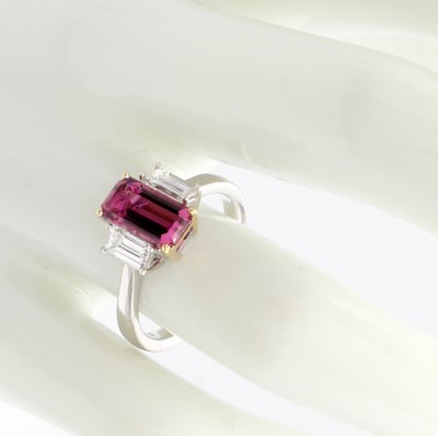 26969871b - Ring mit Turmalin und Diamanten, WG 750/000, rosa Turmalinbaguette ca. 1.57 ct und 2 ...