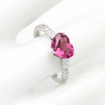 26969875a - Ring mit Saphir und Brillanten, WG 750/000, pinkfarb. Saphirherz ca. 1.60 ct und 16 ...