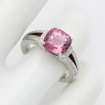 26969876a - Ring mit Spinell und Brillanten, WG 750/000,Ringschultern offen gearbeitet, nat. rosa ...