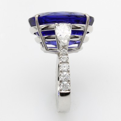 26969883a - Ring mit Tansanit Diamanten und Brillanten, WG 750/000, 2 Diamanttropfen zus. ca. 1.0 ...