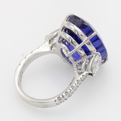 26969883b - Ring mit Tansanit Diamanten und Brillanten, WG 750/000, 2 Diamanttropfen zus. ca. 1.0 ...