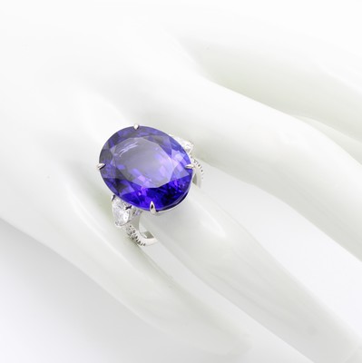 26969883c - Ring mit Tansanit Diamanten und Brillanten, WG 750/000, 2 Diamanttropfen zus. ca. 1.0 ...