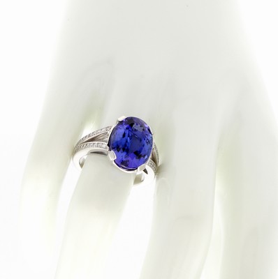 26969887b - Ring mit Tansanit und Brillanten, WG 750/000, ovaler Tansanit ca. 8.73 ct, Brill. an 2- ...