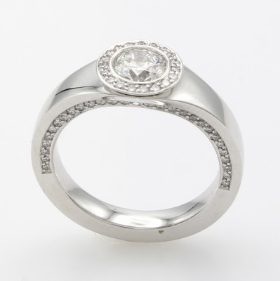 26969889a - Ring mit Brillanten, WG 750/000, 1 Brill. mittig gef. ca. 0.72 ct feines Weiß/si ...