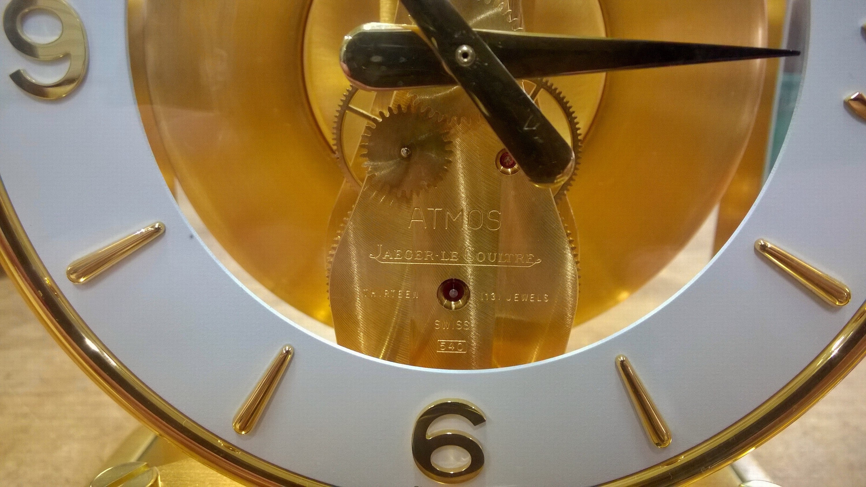 Detail a: Tischuhr Jaeger Le-Coultre, Modell Atmos II, um 1985/90, allseitig verglastes und vergoldetes Messinggehäuse mit Werk, Kaliber 540, Unruhetyp E, ...