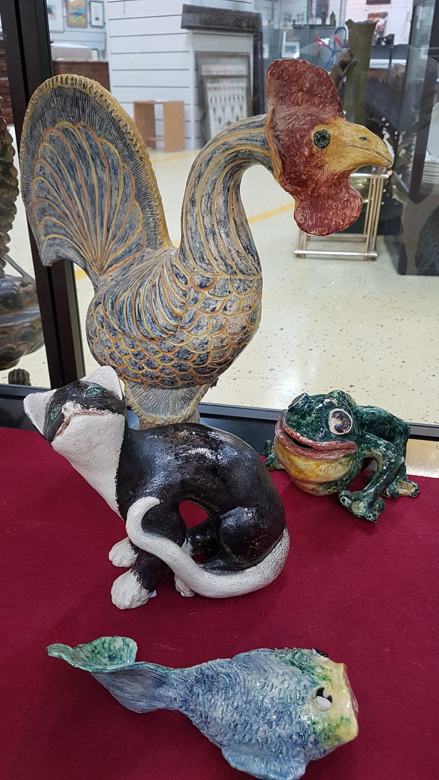 Detail a: 4 Tierfiguren von Elly Steuer Keramik, bunt glasiert, am Boden jeweils monogr., Hahn H. ca. 41cm; Katze H. ca. 22cm, Frosch, H. ca. 12cm, Fisch H. ...