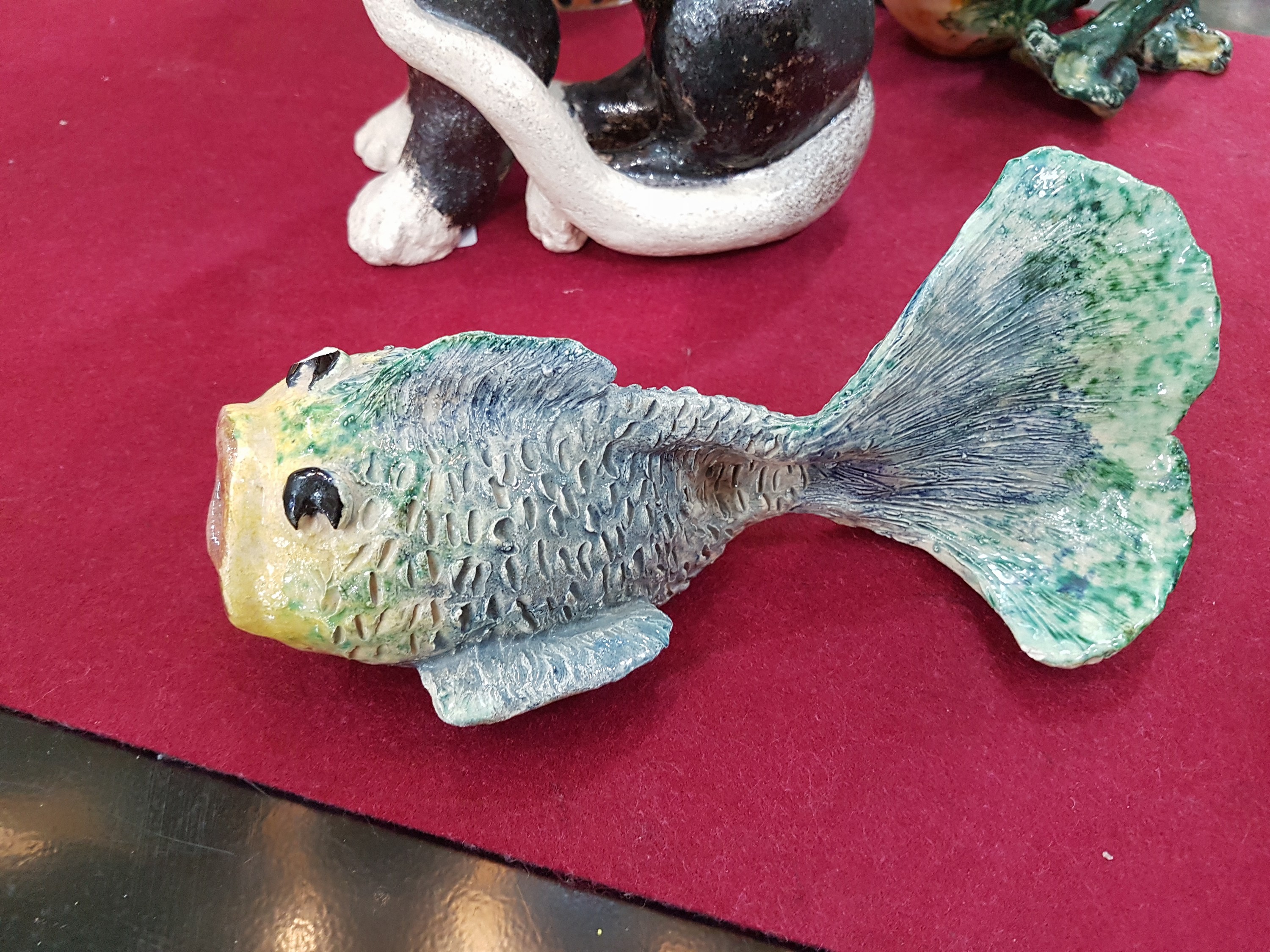Detail c: 4 Tierfiguren von Elly Steuer Keramik, bunt glasiert, am Boden jeweils monogr., Hahn H. ca. 41cm; Katze H. ca. 22cm, Frosch, H. ca. 12cm, Fisch H. ...