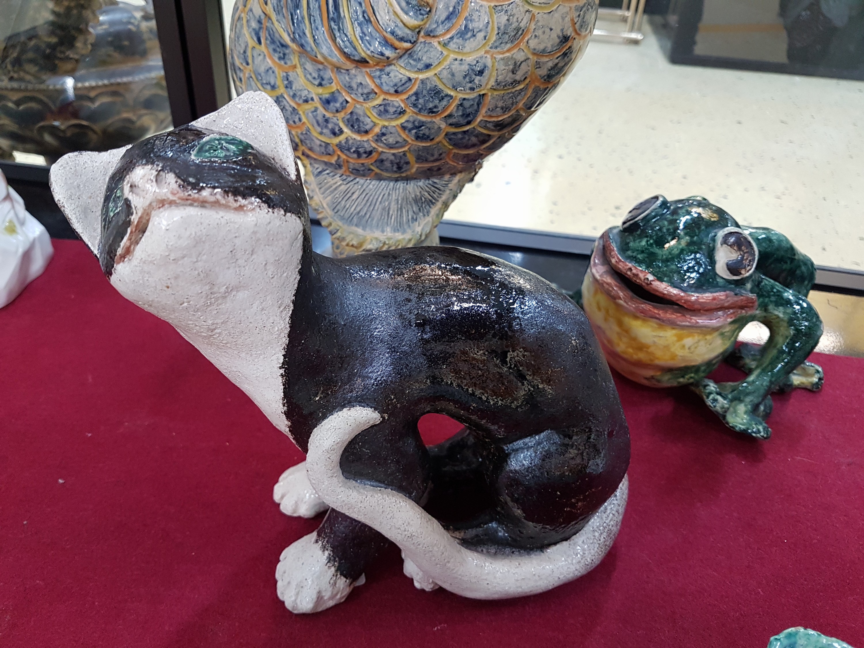 Detail d: 4 Tierfiguren von Elly Steuer Keramik, bunt glasiert, am Boden jeweils monogr., Hahn H. ca. 41cm; Katze H. ca. 22cm, Frosch, H. ca. 12cm, Fisch H. ...