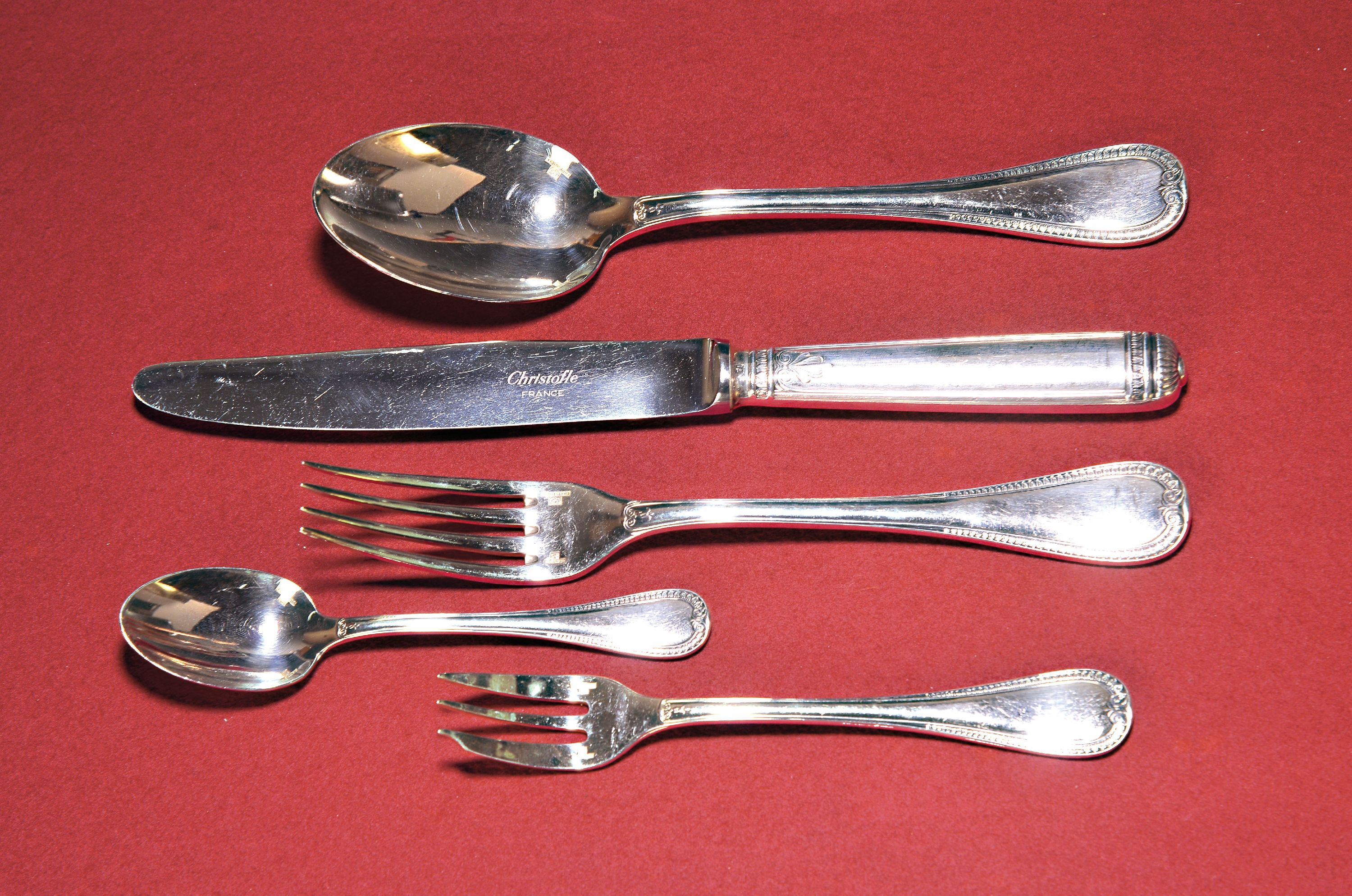 Umfangreiches Besteck, Christofle, Paris, 12 Menuegabeln, 12 Menuemesser, 12 Suppenlöffel, 12 Kuchengabeln, 12 Kaffeelöffel, Gebr.-spuren