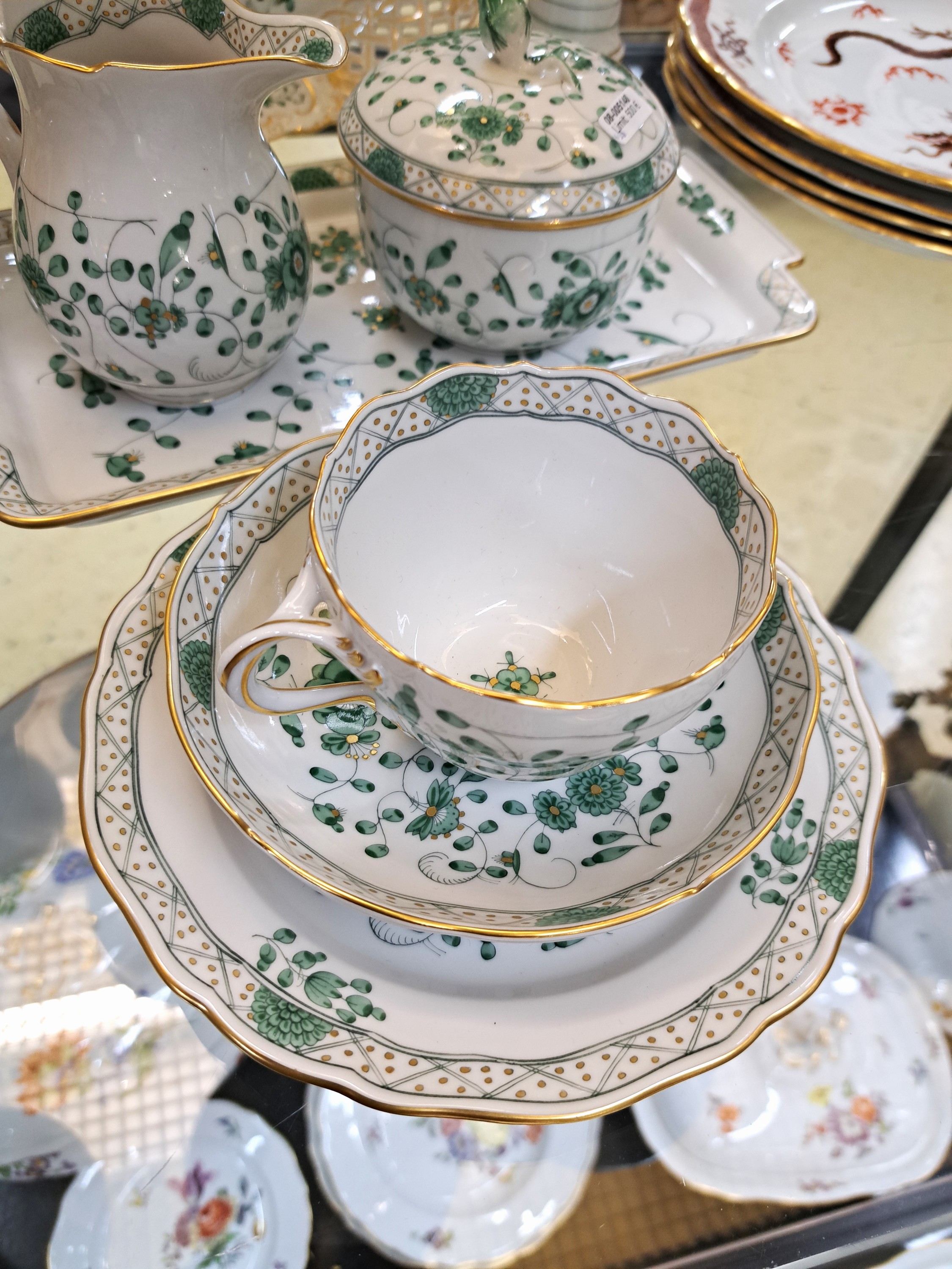 Detail a: Kaffeeservice, Meissen, reiche, indische Malerei grün, Goldpunkte, Goldrand, 6 Kaffeetassen mit Untertassen, 6 Dessertteller, Milchkännchen, ...