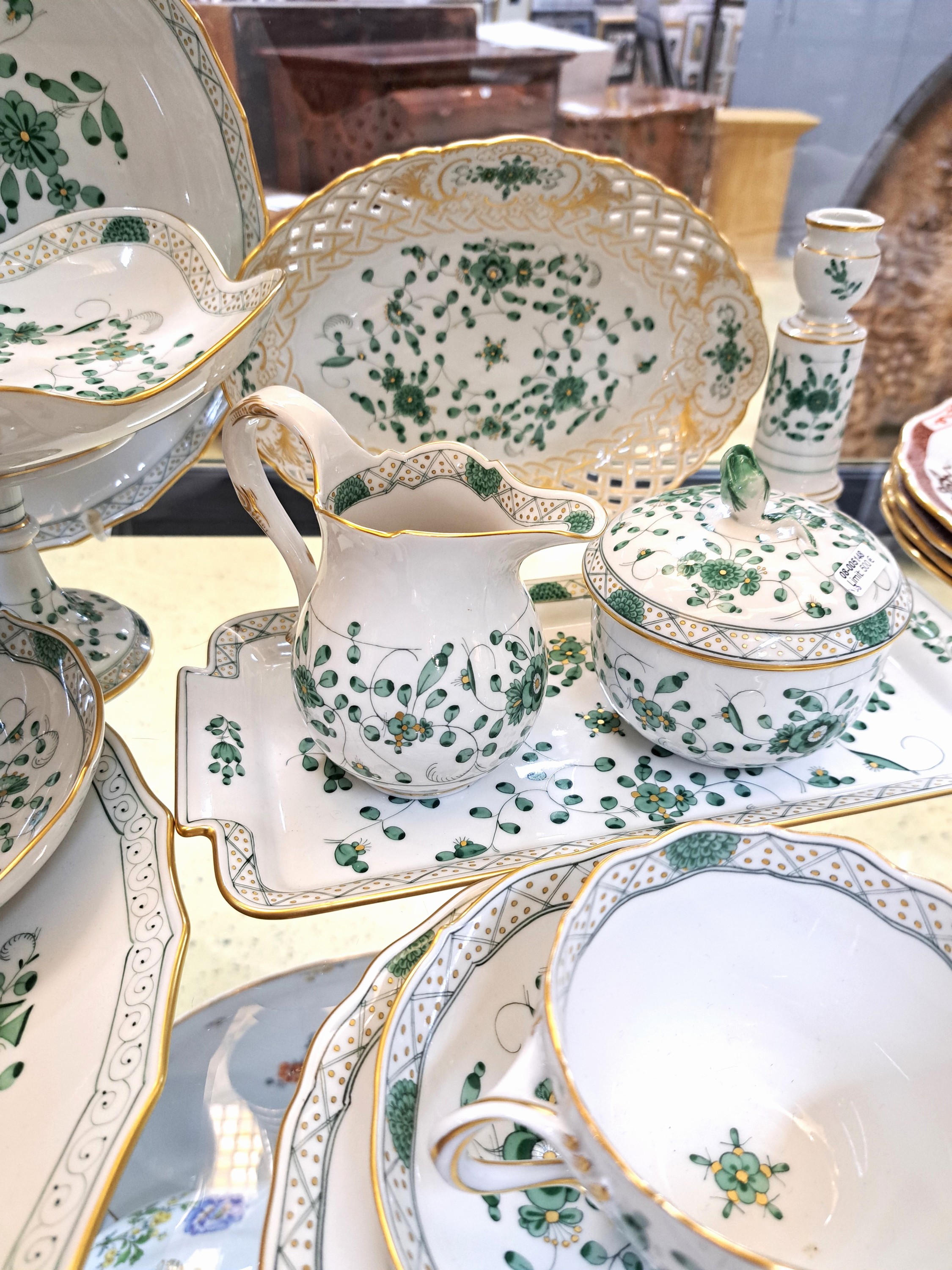 Detail b: Kaffeeservice, Meissen, reiche, indische Malerei grün, Goldpunkte, Goldrand, 6 Kaffeetassen mit Untertassen, 6 Dessertteller, Milchkännchen, ...