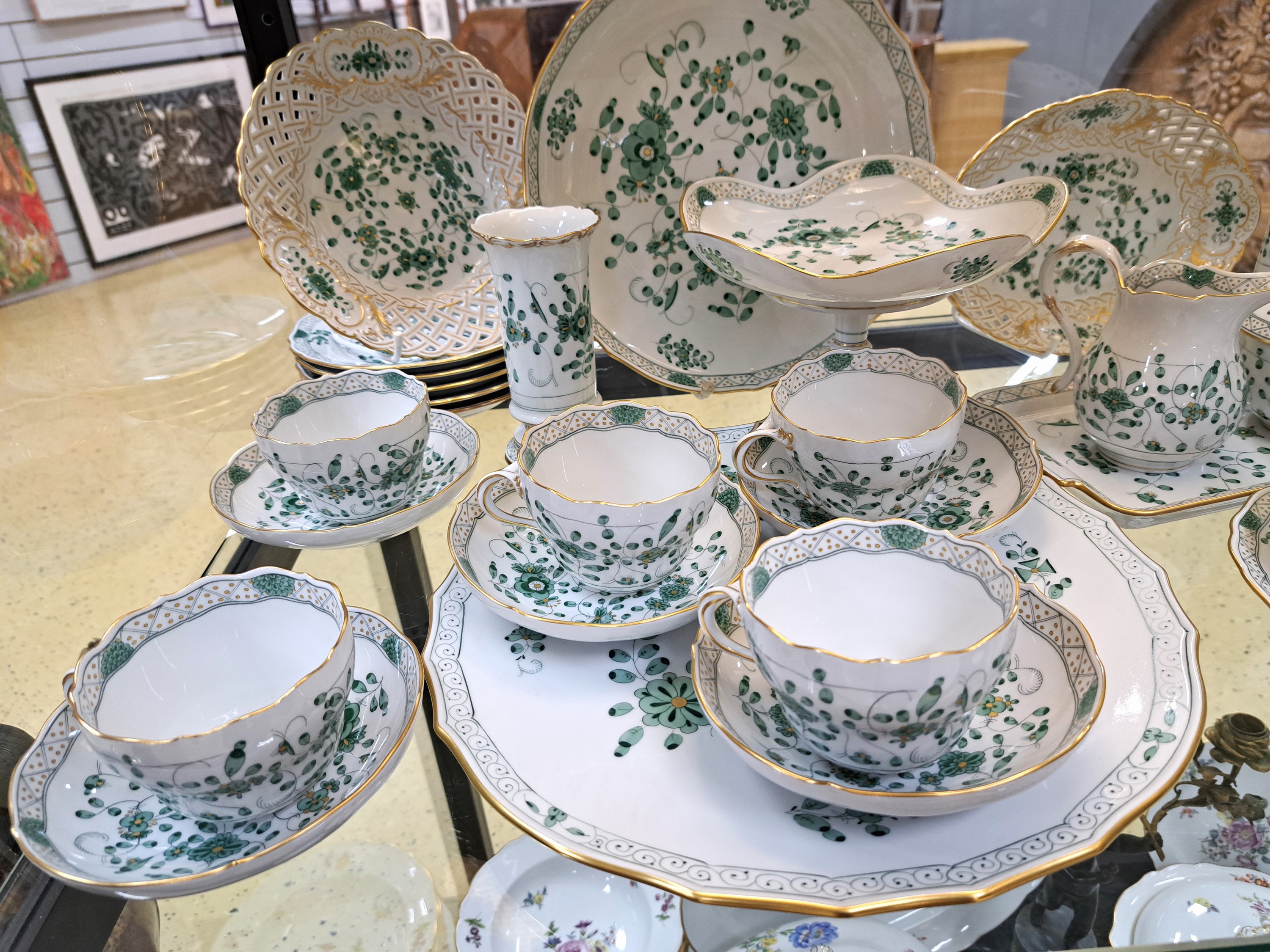 Detail c: Kaffeeservice, Meissen, reiche, indische Malerei grün, Goldpunkte, Goldrand, 6 Kaffeetassen mit Untertassen, 6 Dessertteller, Milchkännchen, ...