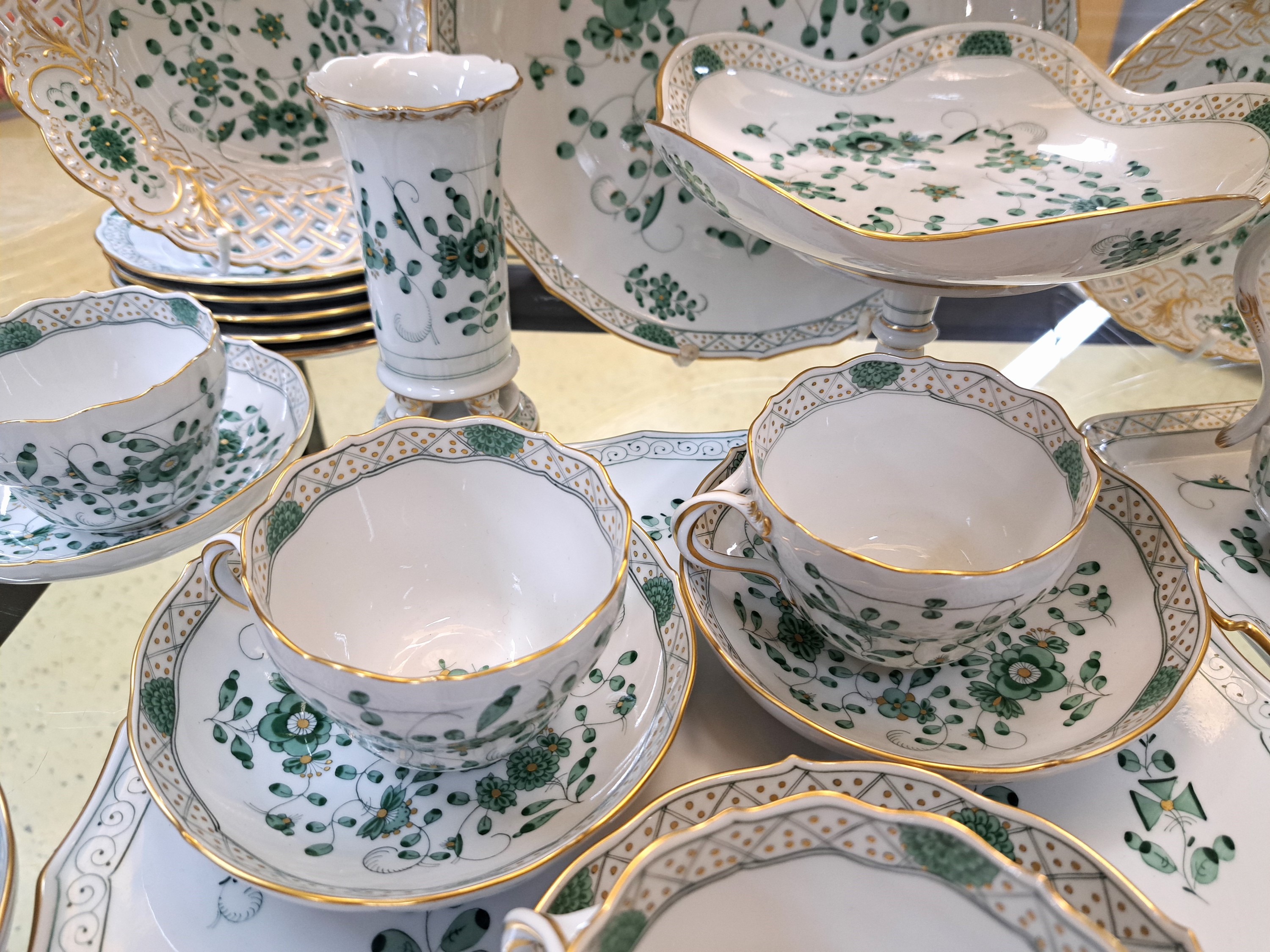 Detail d: Kaffeeservice, Meissen, reiche, indische Malerei grün, Goldpunkte, Goldrand, 6 Kaffeetassen mit Untertassen, 6 Dessertteller, Milchkännchen, ...