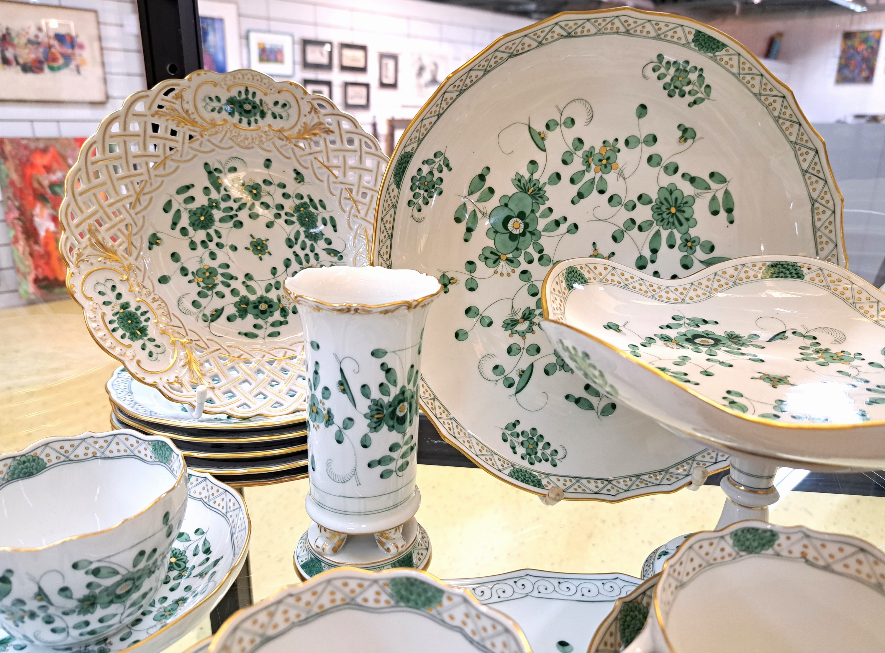 Detail e: Kaffeeservice, Meissen, reiche, indische Malerei grün, Goldpunkte, Goldrand, 6 Kaffeetassen mit Untertassen, 6 Dessertteller, Milchkännchen, ...
