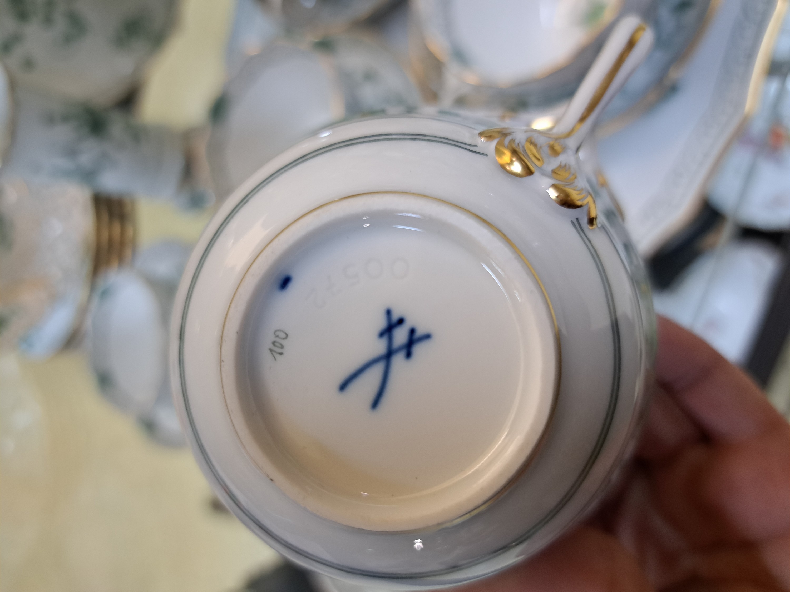 Detail f: Kaffeeservice, Meissen, reiche, indische Malerei grün, Goldpunkte, Goldrand, 6 Kaffeetassen mit Untertassen, 6 Dessertteller, Milchkännchen, ...