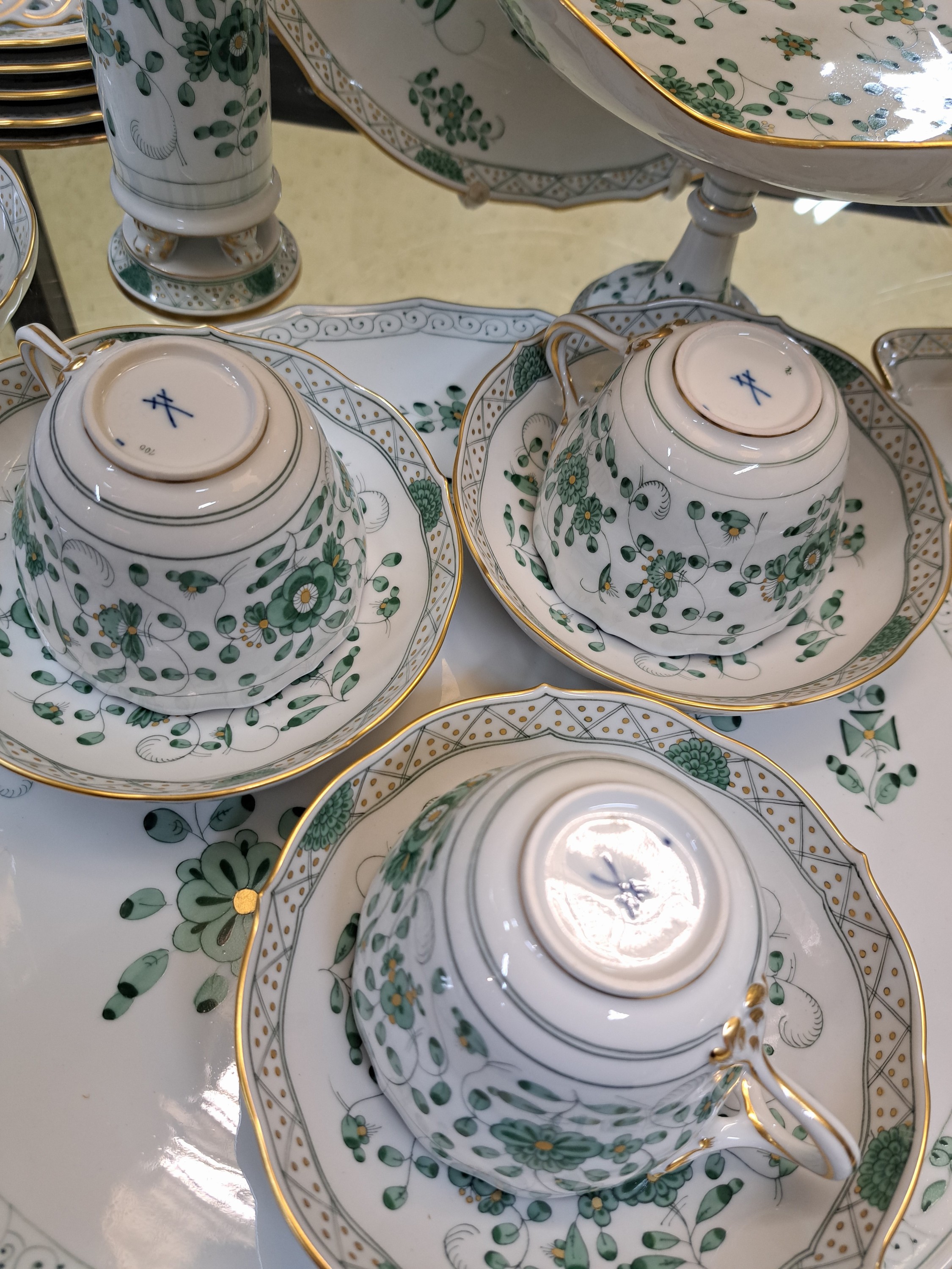 Detail g: Kaffeeservice, Meissen, reiche, indische Malerei grün, Goldpunkte, Goldrand, 6 Kaffeetassen mit Untertassen, 6 Dessertteller, Milchkännchen, ...