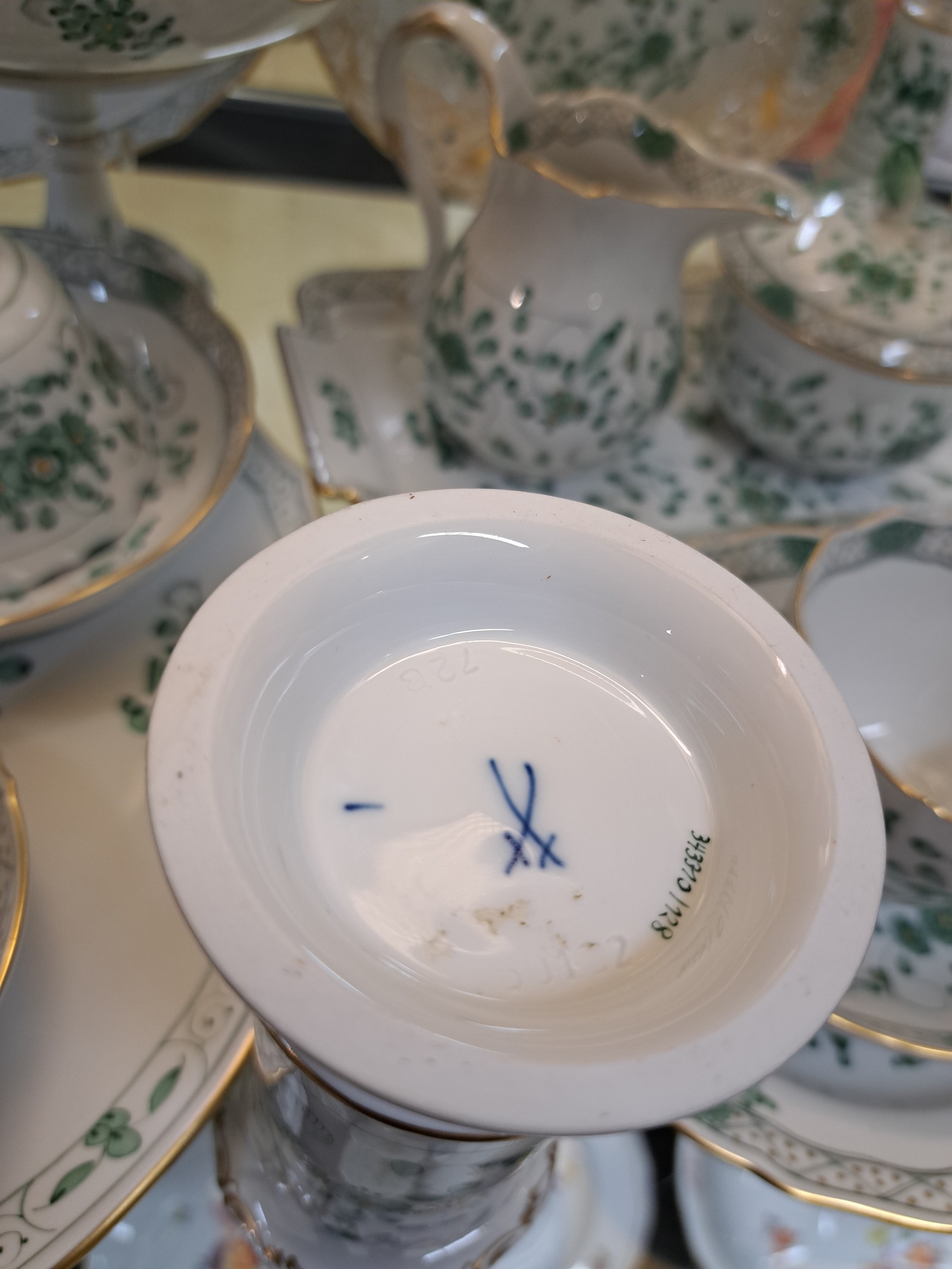 Detail h: Kaffeeservice, Meissen, reiche, indische Malerei grün, Goldpunkte, Goldrand, 6 Kaffeetassen mit Untertassen, 6 Dessertteller, Milchkännchen, ...