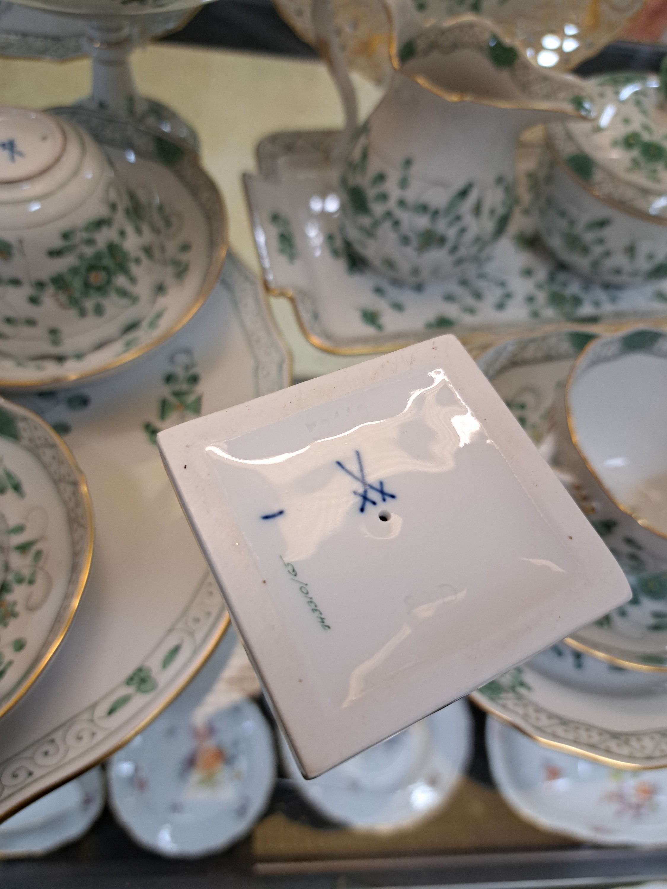 Detail i: Kaffeeservice, Meissen, reiche, indische Malerei grün, Goldpunkte, Goldrand, 6 Kaffeetassen mit Untertassen, 6 Dessertteller, Milchkännchen, ...