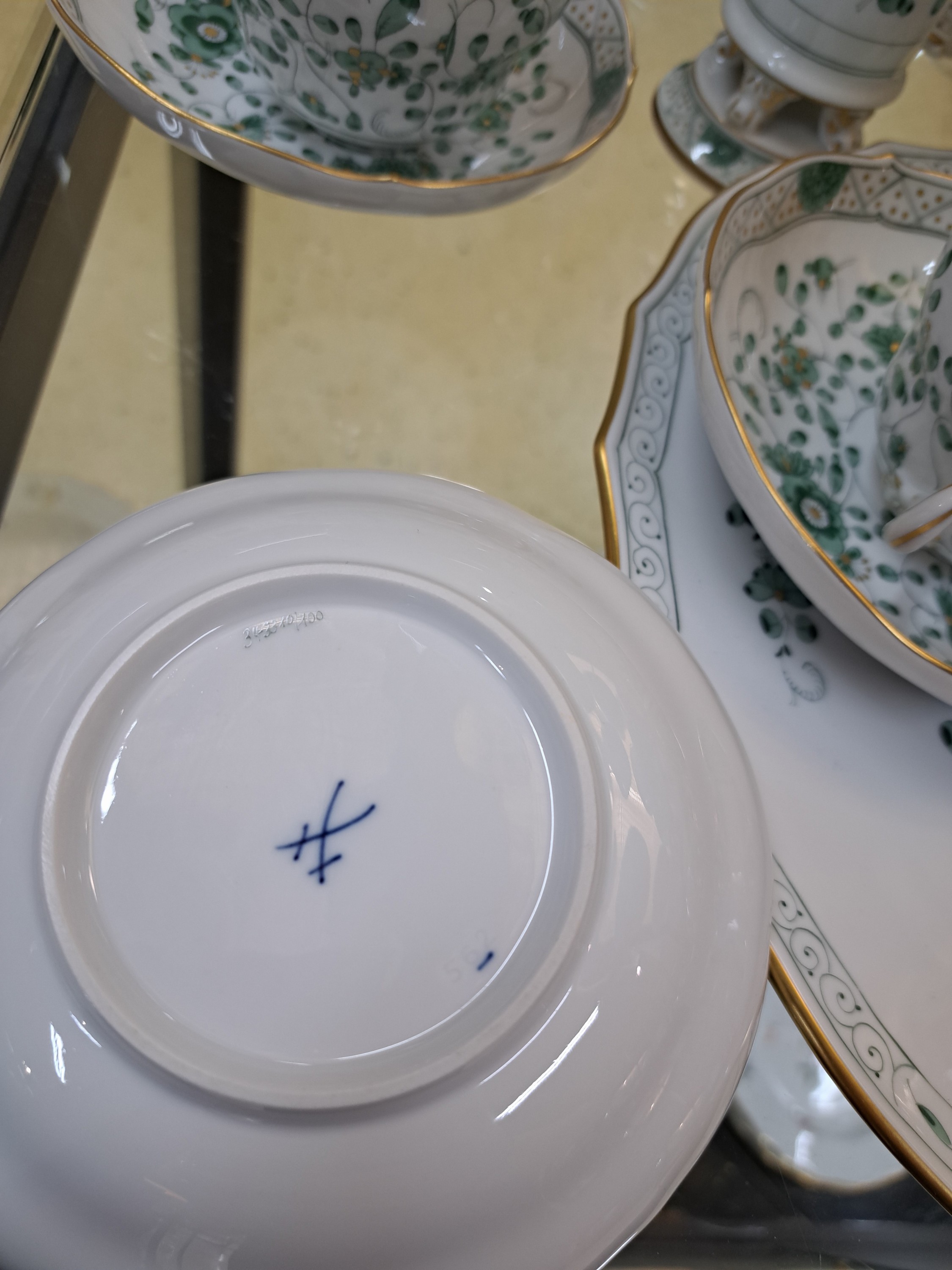 Detail j: Kaffeeservice, Meissen, reiche, indische Malerei grün, Goldpunkte, Goldrand, 6 Kaffeetassen mit Untertassen, 6 Dessertteller, Milchkännchen, ...