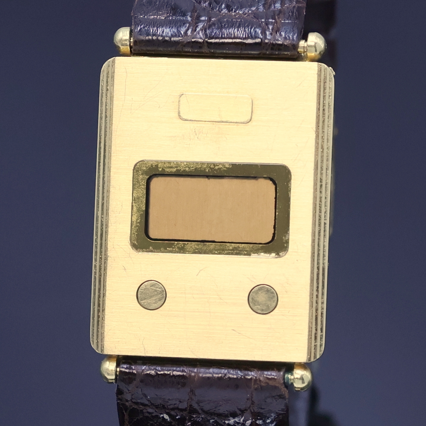 Detail a: DUGENA ultraflache Armbanduhr in GG 750/000 Referenz 87135 295, Schweiz um 1978, orig. Lederband m. verg. orig. Dornschl., LCD Display, Kal. ESA ...