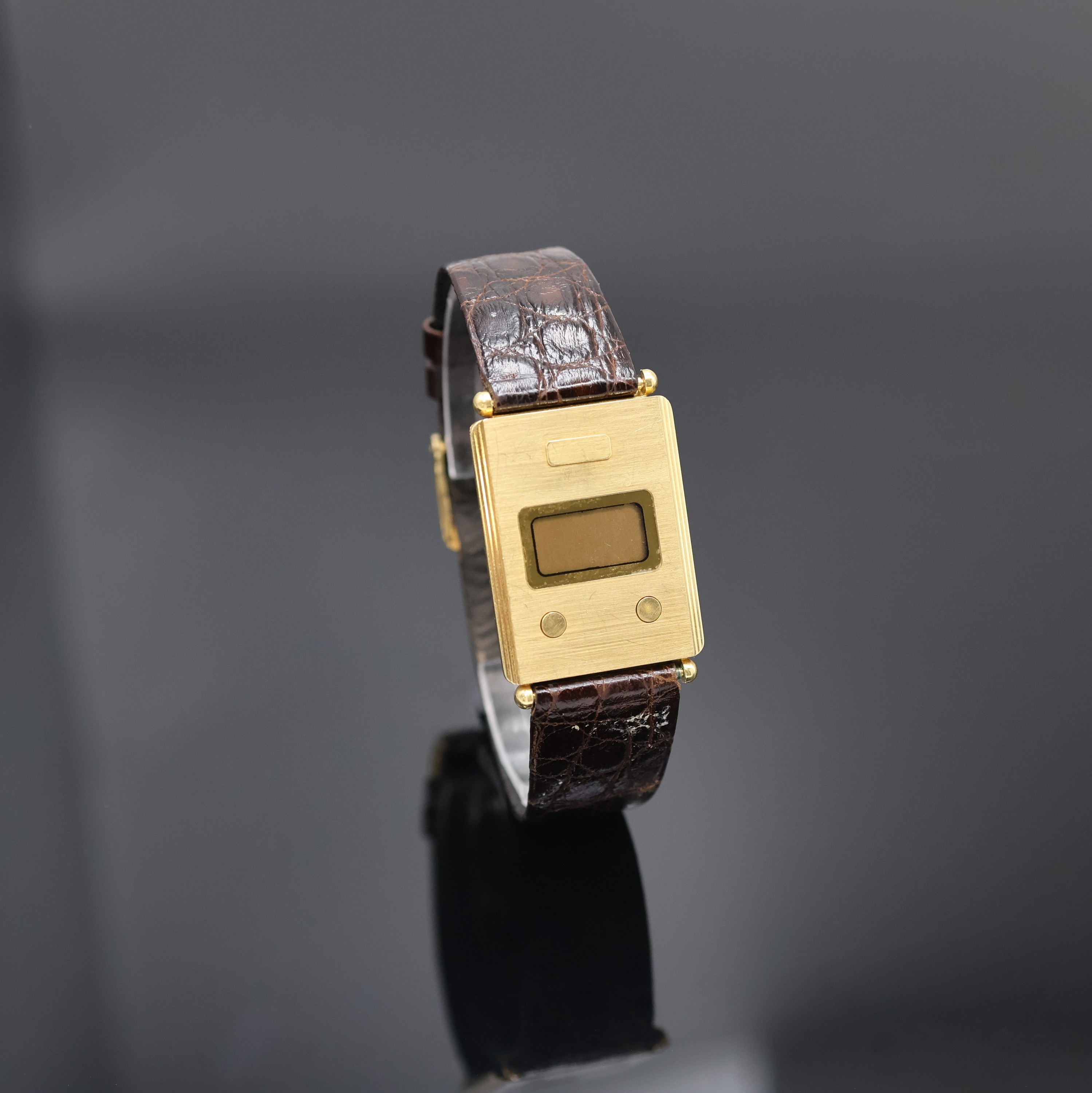 Detail b: DUGENA ultraflache Armbanduhr in GG 750/000 Referenz 87135 295, Schweiz um 1978, orig. Lederband m. verg. orig. Dornschl., LCD Display, Kal. ESA ...