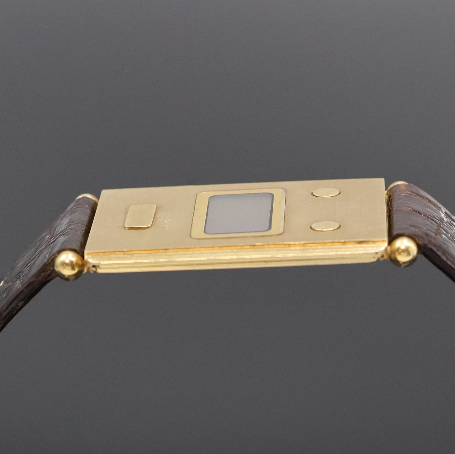 Detail d: DUGENA ultraflache Armbanduhr in GG 750/000 Referenz 87135 295, Schweiz um 1978, orig. Lederband m. verg. orig. Dornschl., LCD Display, Kal. ESA ...